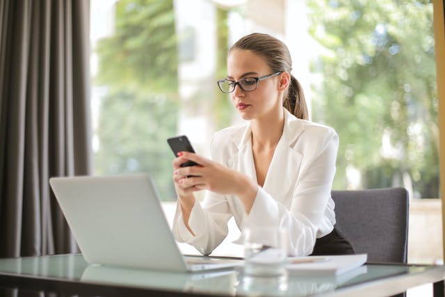 landlord-talking-to-tenant-on-the-phone